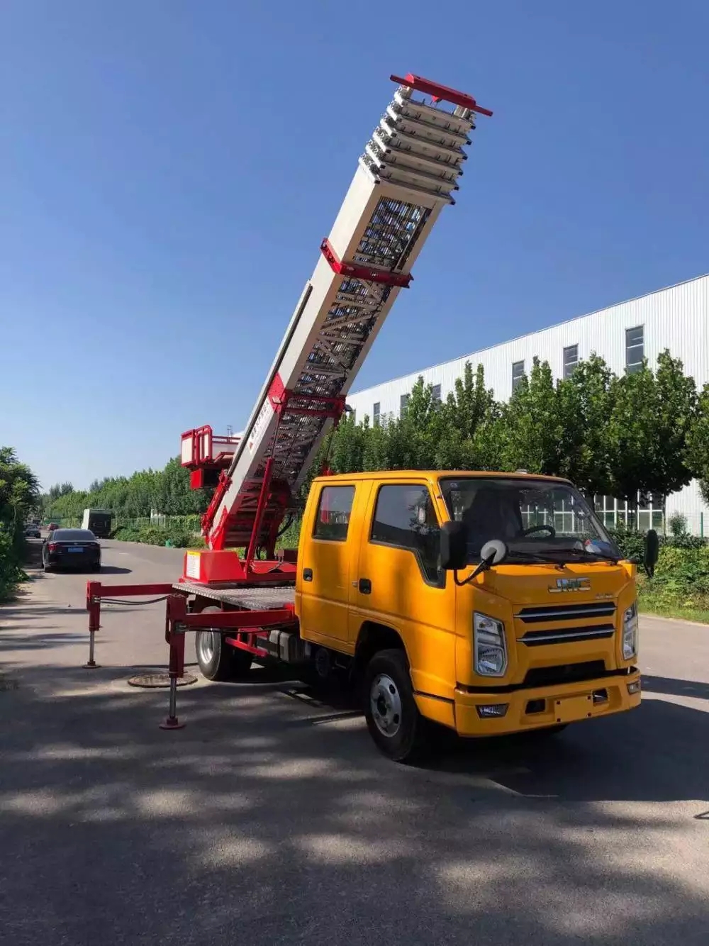 栾川附近的云梯车出租服务：轻松解决高空作业需求