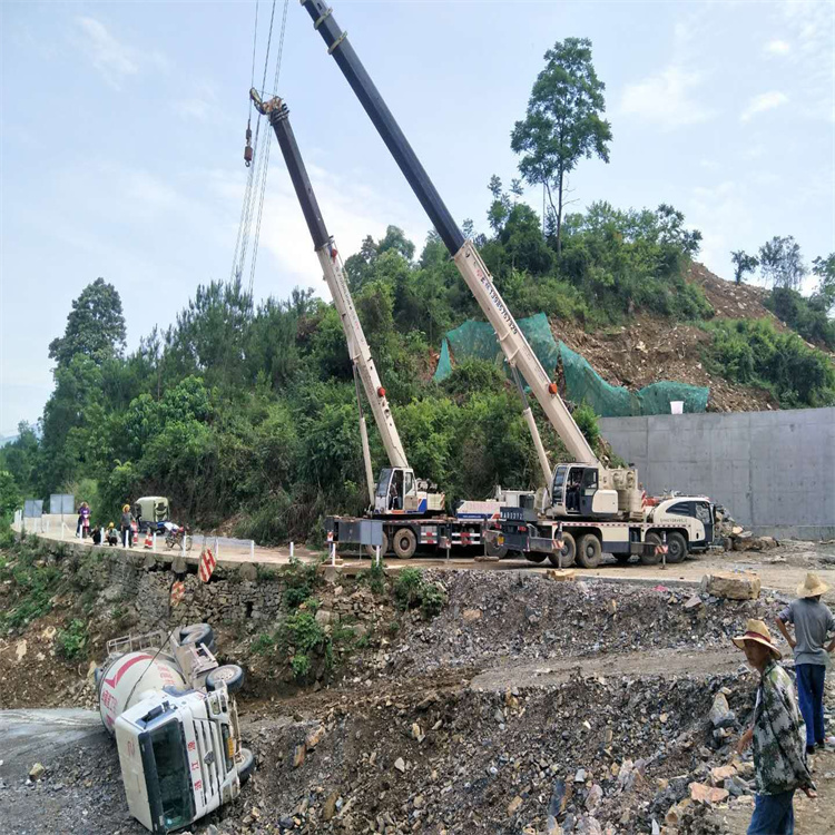 栾川汽车掉沟里叫吊车救援要多少钱